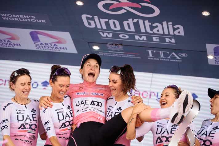 Die Teamkolleginnen von UAE-ADQ feierten die Gesamtsiegerin Elisa Longo Borghini im Rundfahrtziel in Imola.