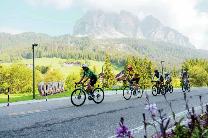 Homerun : la troupe s'approche du but, le Sassongher se dresse en arrière-plan.