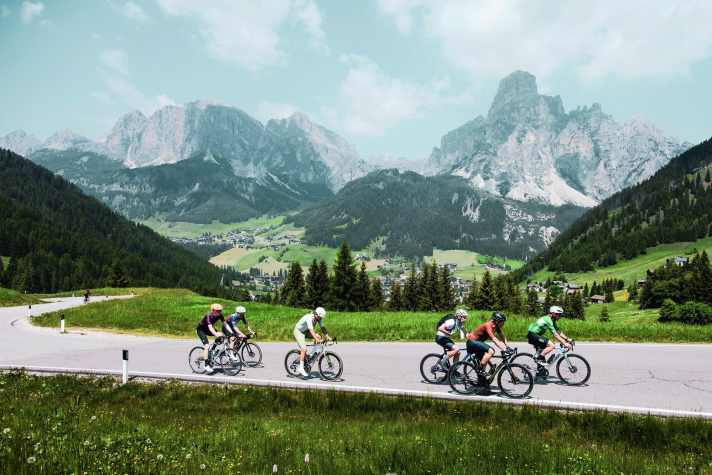On the train: At Passo Campolongo, in the valley lies Corvara, in the background the Sassongher.