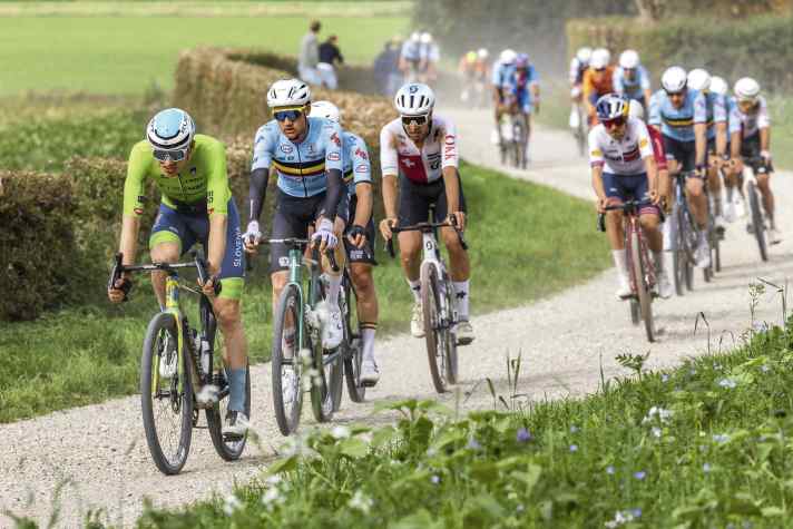 Abgeschirmt - Die Männer in den blauen Nationaltrikots Belgiens bewachten die Gegner wie Matej Mohorič (links)