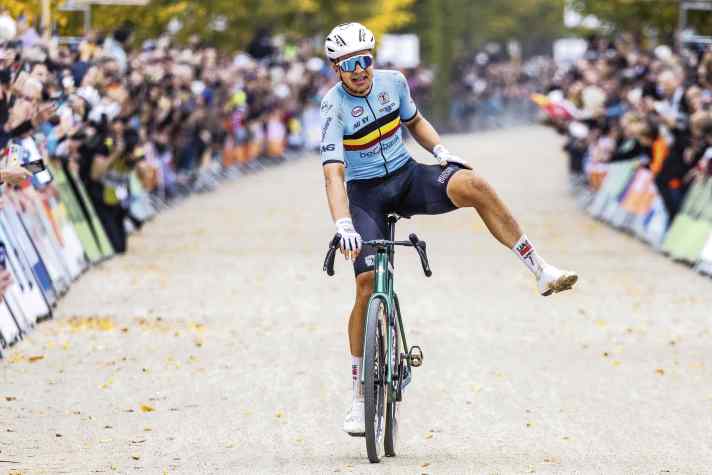 Flèche gauche - Florian Vermeersch a fêté sa première victoire en tant que champion du monde après une fracture du fémur