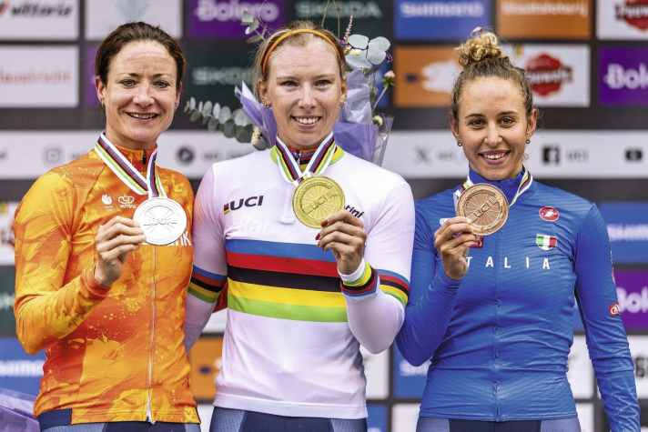 Weltmeisterin Lorena Wiebes (Mitte) mit der Zweiten Marianne Vos (links) und der drittplatzierten Italienerin Silvia Persico