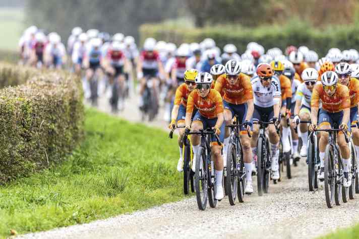 Dominant - Orange partout où l'on regarde. Les maillots nationaux des Néerlandaises dominaient dans le peloton. L'Allemande Romy Kasper s'est mêlée à la course.