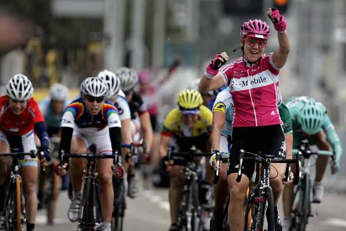Als Profifahrerin im Team T-Mobile sammelte Teutenberg zahlreiche Siege wie hier 2006 bei der Rotterdam-Tour