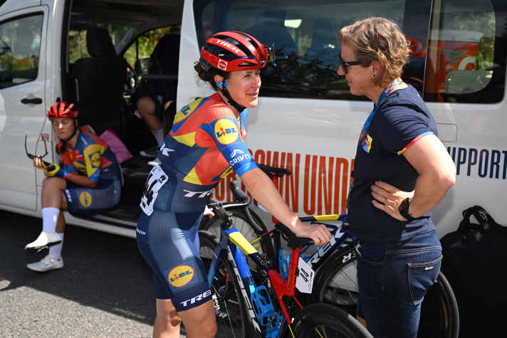 Ina-Yoko Teutenberg s'entretient avec Amanda Spratt pendant le Santos Women's Tour Down Under 2025
