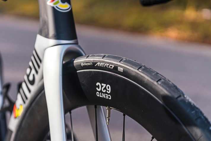 Aero-Tuning: Hohe Felgen und Aero-Reifen helfen fürs gute Aero-Ergebnis, die Laufräder sind erst ab Frühjahr erhältlich.