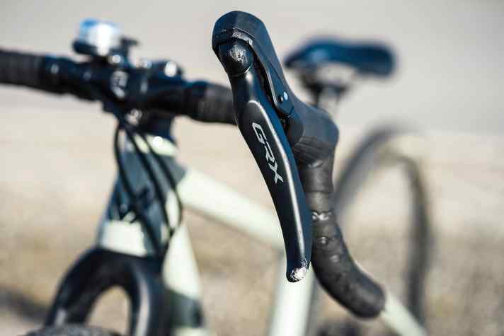 Surdimensionné : les leviers de vitesses Shimano semblent encore trop grands pour les mains des enfants.