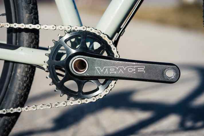 Special size: 145 millimetre short cranks fit children's legs well.