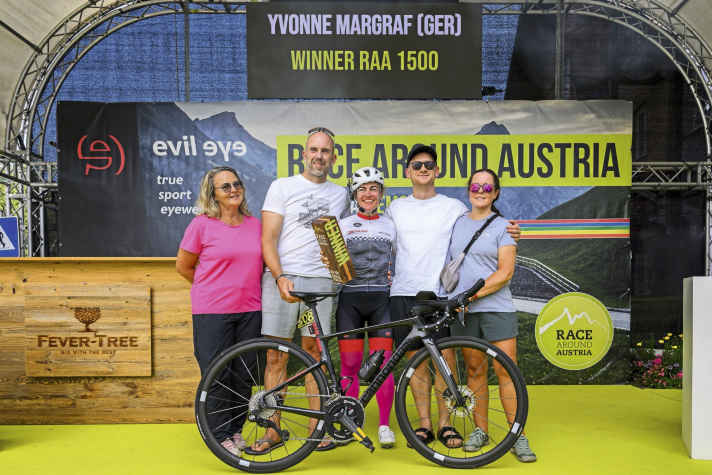 L'équipe de Margraf au Race Around Austria avec (de gauche à droite) Conny Schöbitz, Björn Runge en tant que "Head of Fahrrad", Timo Banaszak et Carina Unger