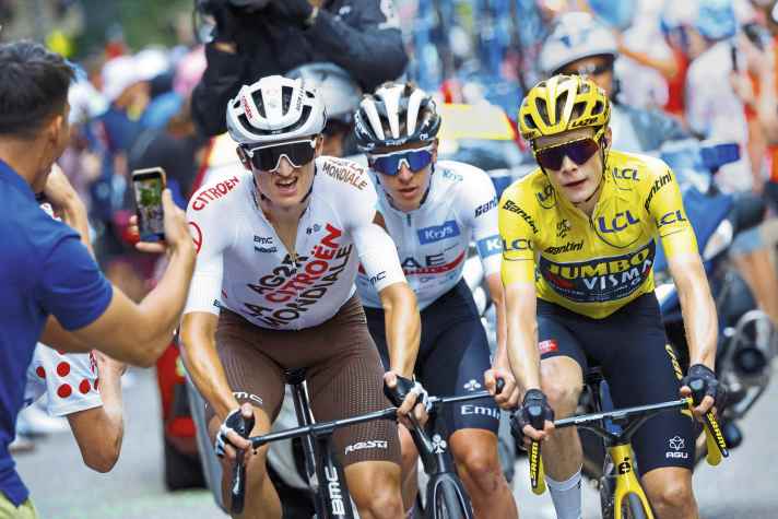 Gall (à gauche) a mis plus de temps que Tadej Pogacar (au centre), qui a le même âge, à se faire une place dans l'élite mondiale.