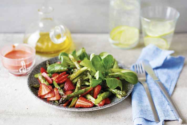 Spargelsalat mit Erdbeeren und karamellisierten Walnüssen
