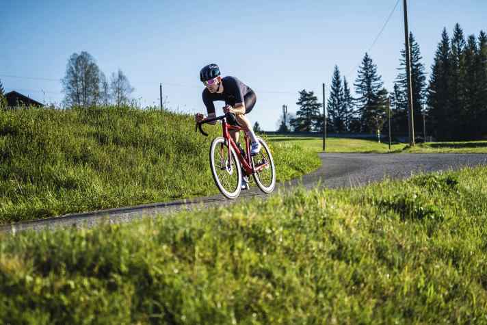 En descente, les muscles doivent avant tout stabiliser le vélo de course.