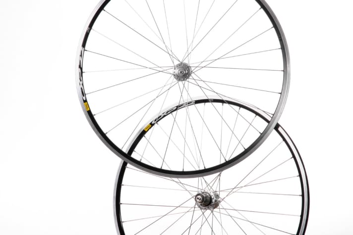   Classic training bike: Training wheelset with classic spoking - double-crossed at the front and triple-crossed at the rear. The hubs are available in several anodised colours and have proven themselves on mountain bikes, so they have good seals.