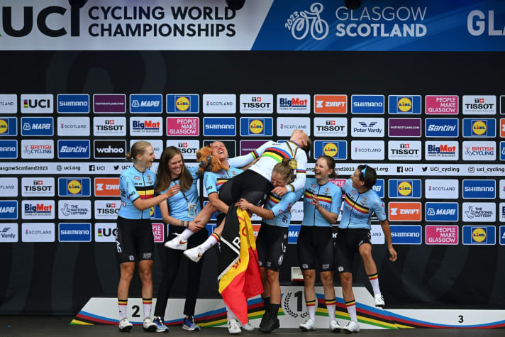 Wer drei Goldmedaillen abräumt kann sich schon mal vom eigenen Team hochheben lassen. Lotte Kopecky bei der Siegerehrung des Strassenrennens. UCI Cycling World Championships in Glasgow, 13. August 2023.