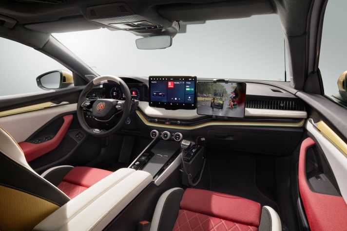 A radio is of course on board for communication with the drivers. On the second monitor, the co-driver can call up all data and live TV images of the current race.
