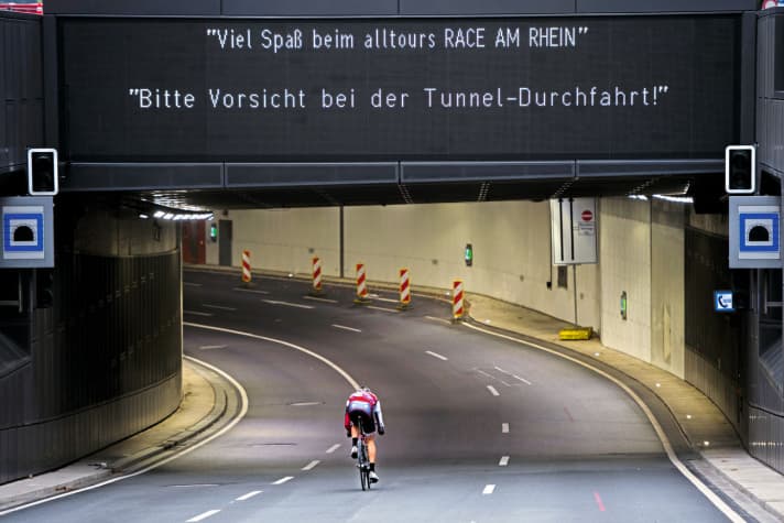   Au départ
 	La Berliner Allee à plusieurs voies a permis aux cyclistes de circuler librement