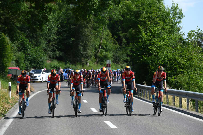 Nach dem Unfall von Gino Mäder auf der 5. Etappe und der Todesnachricht am folgenden Tag wird die 6. Etappe der Tour de Suisse zum Memorial Ride. Seine Teamkollegen von Bahrain-Victorious führen das Feld über die verkürzte Strecke.