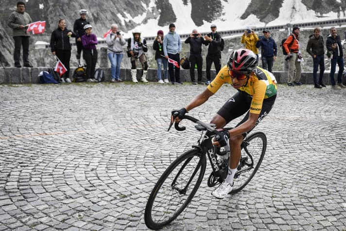 Egan Bernal flog 2019 regelrecht über die legendäre Kopfsteinpflasterstraße hinauf zum Gotthardpass