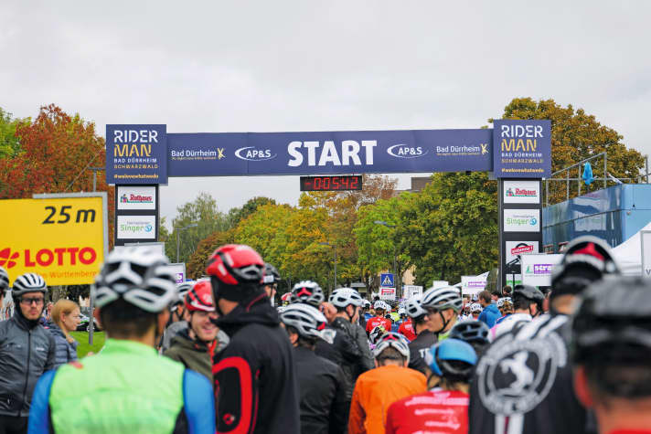 Trotz des kühlen, nassen Wetters sammelten sich am Samstag Hunderte