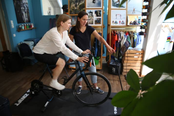 Zwift hat eingeladen, die neuen Controller auszuprobieren. Auch wenn das Rad mir viel zu groß war, konnte ich die Controller erreichen, das Spiel steuern und mein Avatar in Schlangenlinien über die virtuellen Straßen lenken.