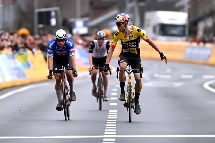 Wout van Aert defeats Mathieu van der Poel and Tadej Pogacar in the sprint at E3 Harelbeke, 24 March 2023