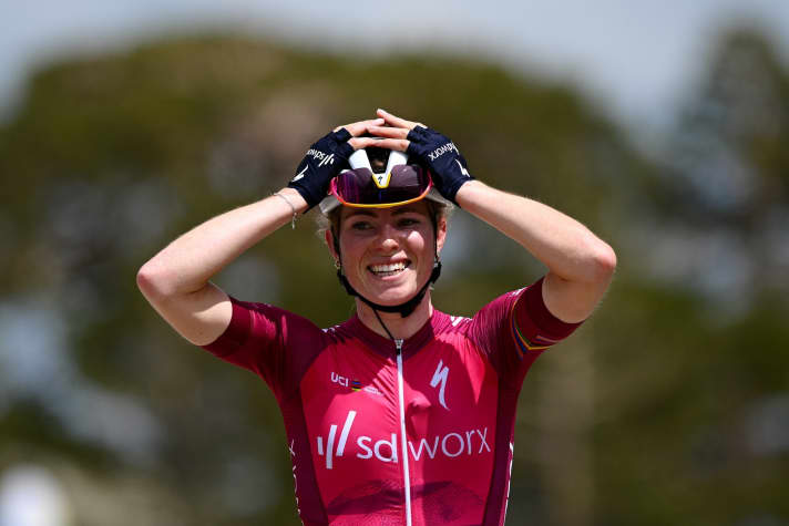 Demi Vollering freut sie sich über den Sieg auf der 4. Etappe der Vuelta a Burgos Feminas.
