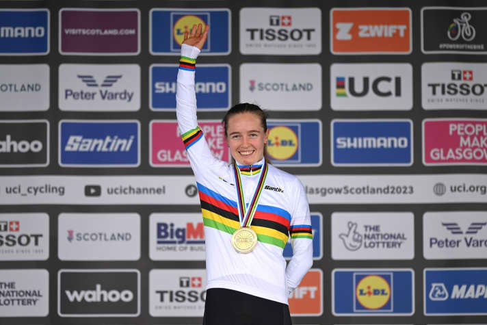 Von ganz oben ganz runter und dann wieder rauf. So könnte man die letzten Wochen von Antonia Niedermaier beschreiben. Nach Giro-Etappensieg und schwerem Sturz am Folgetag sichert sie sich, immer noch vom Sturz im Gesicht gezeichnet, den Weltmeistertitel im Einzelzeitfahren der U23 Wertung. UCI Cycling World Championships in Glasgow, 10. August 2023.
