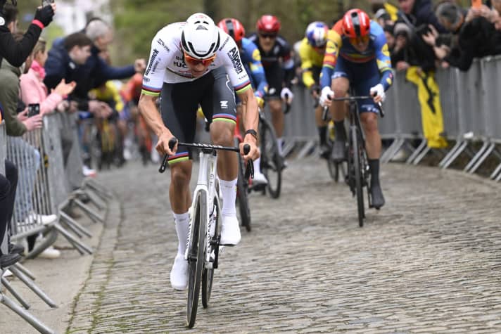 Lors de l'E3 Saxo Classic 2024, Mathieu van der Poel (Alpecin-Deceuninck) a remporté la première confrontation avec Wout van Aert (Visma / Lease a Bike), 22 mars 2024.