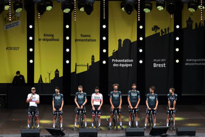   Im neuen dunkelgrünen Gewand: Das Team Bora-hansgrohe bei der Teampräsentation in Brest am Donnerstag, 24. Juni 2021.