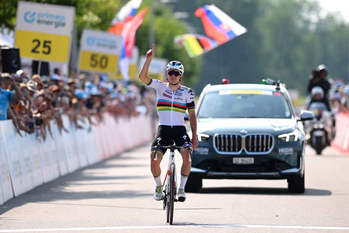 Remco Evenepoel dédie sa victoire d'étape à son collègue décédé Gino Mäder.