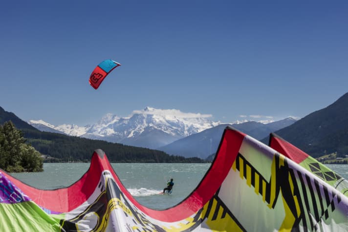 Kitesurfeurs au lac de Resia avec vue sur l'Ortler.
