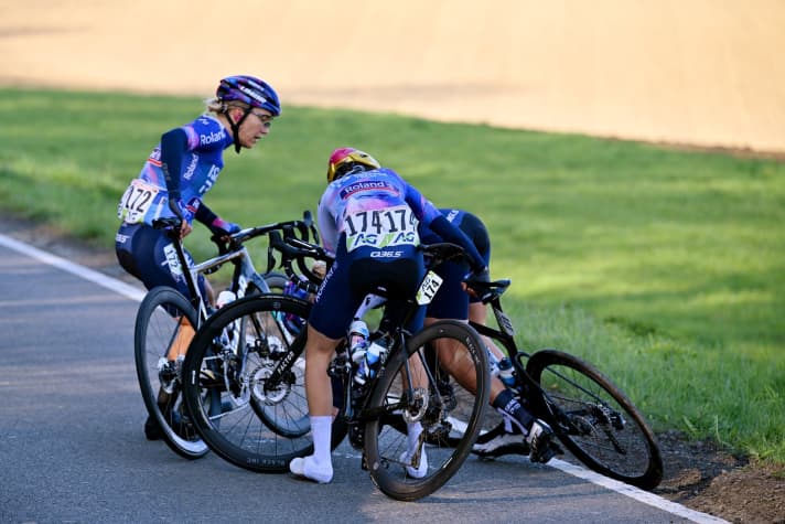La championne olympique en difficulté. Anna Kiesenhofer s'accroche avec deux coéquipières à la Fleche Wallonne, 19 avril 2023.