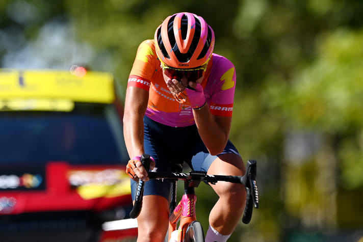 Kann ihren Sieg kaum fassen: Ricarda Bauernfeind gewinnt im Trikot con Canyon//SRAM die 5. Etappe der Tour de France Femmes und wird damit zur jüngsten Siegerin eines Teilstücks.