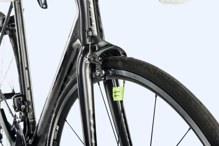 Da Sie nicht direkt unter der Bremse arbeiten können, markieren Sie die Stellen, an denen das Laufrad aus der Spur läuft. 