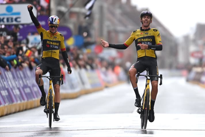 Le travail d'équipe à la perfection : Wout van Aert parvient à s'échapper avec Christophe Laporte à environ 50 kilomètres de l'arrivée de Gand-Wevelgem. Van Aert laisse la victoire à son coéquipier français, 26 mars 2023.