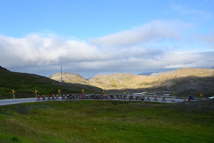 Zuverlässig und jedes Jahr aufs Neue liefert die Rundfahrt in Norwegen gigantisch schöne Landschaftsbilder mit Profi-Peleton. Arctic Race of Norway, 4. Etappe, 20. August 2023.