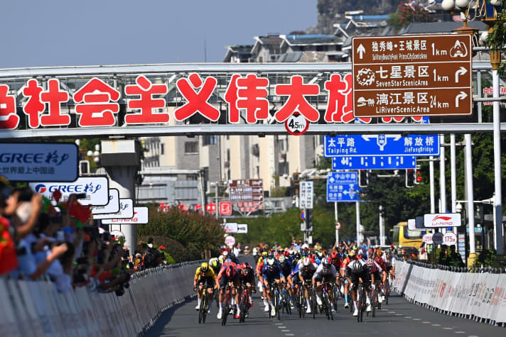 Massensprint des Feldes auf der 6.Etappe. Tour of Guangxi, 17.Oktober 2023.
