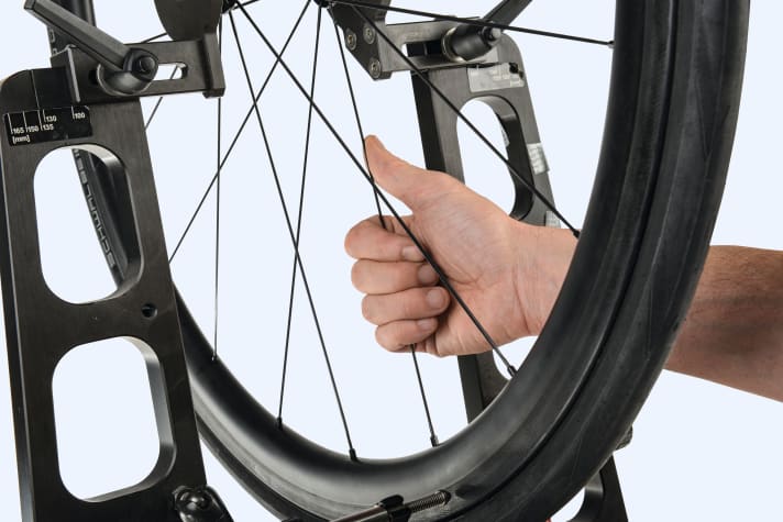 Für die richtige Drehrichtung gibt es eine Eselsbrücke: Umfassen Sie die Speiche mit der rechten Hand so, dass der Daumen in Richtung Nabe zeigt. 