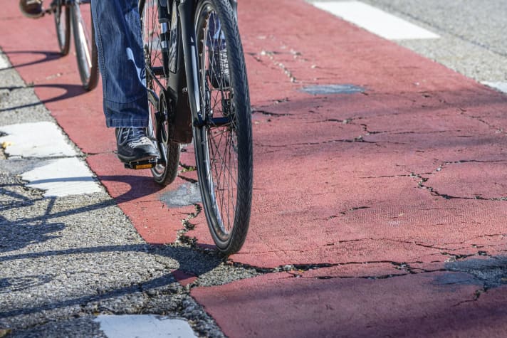 Vous devez également réduire votre vitesse lorsque la route est endommagée.