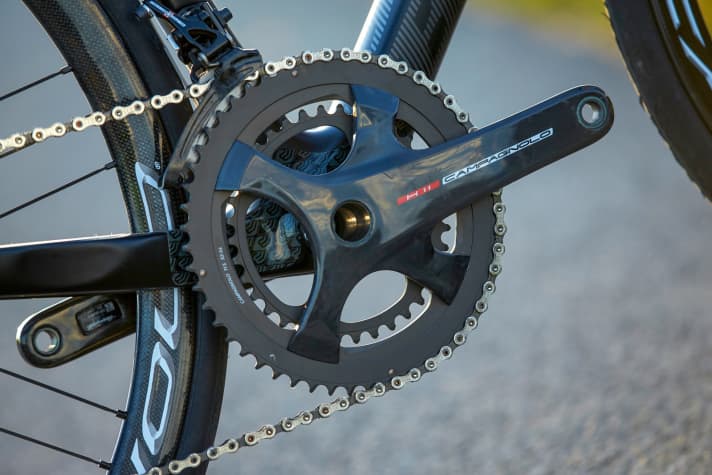   Campagnolo Scheibenbremse – Spezielle Kurbeln: Wegen des breiteren Hinterbaus bei Disc-Rennern sitzen die Kettenblätter wenige Millimeter weiter außen.