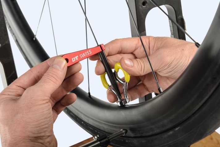 Aerodynamische Messerspeichen ­müssen beim Zentrieren festgehalten werden, damit sie sich nicht verdrehen. Bewährt hat sich der Speichenhalter von DT Swiss. 