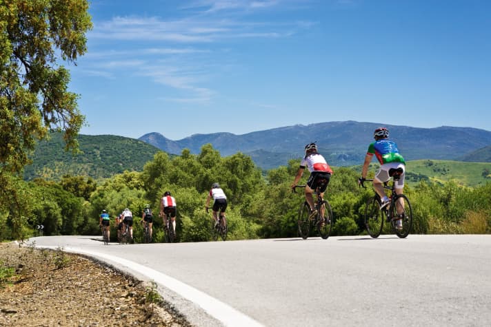   Landgang Jeden Tag ein anderes Tourengebiet: Hier fährt eine Gruppe bei Cádiz in die Ausläufer der Sierra de Grazalema
