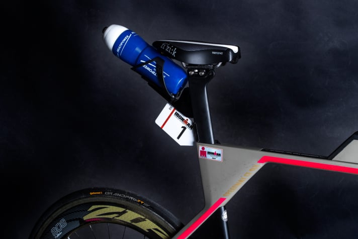   Trinken, trinken, trinken: In der Gluthitze der Lavafelder von Big Island ist Trinken oberste Pflicht. Frodeno hatte deshalb zusätzlich zum Trinkbehälter am Lenker zwei Trink­flaschen unterm Sattel. Der ungewöhn­liche Winkel des Halters an der Sattelstütze soll verhindern, dass die Flaschen bei Erschütterungen herausgeschleudert werden. Der Ausleger an der Stütze gehört beim Speedmax zur Serienausstattung und lässt die Montage von zwei Flaschenhaltern zu.