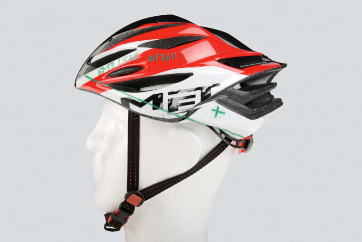   Zielsicher: Das grüne Kreuz auf der Seite markiert den zuvor gewählten Aufschlagpunkt für den seitlichen Aufschlag auf den kreisförmigen Prüfsockel.