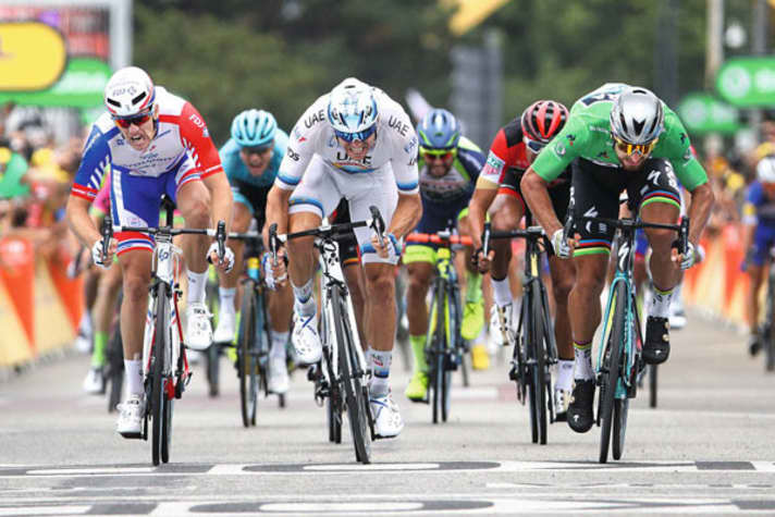   Peter Sagan (in green) sprints for stage wins and points