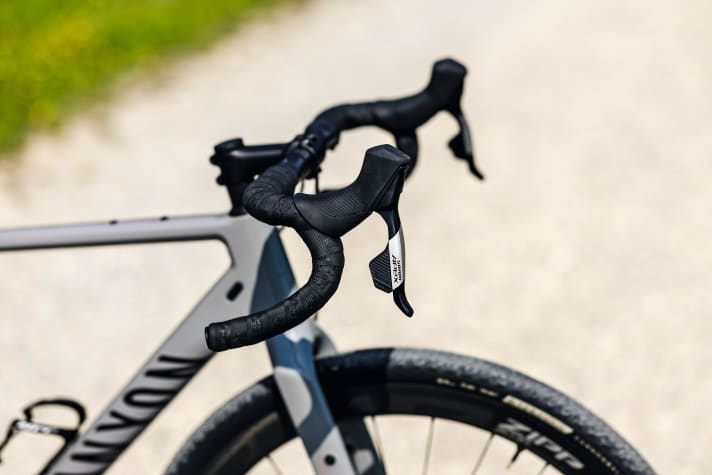 Shimano GRX vs. SRAM Apex - Die SRAM-Hebel sehen aus wie die Rennrad-Komponenten, die großen Schaltknöpfe kann man nicht verfehlen