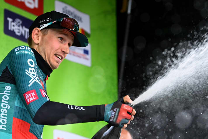 Victoire d'étape ! Lennard Kämna remporte l'arrivée au sommet de Brentonico San Valentino et, comme l'année dernière, la 3e étape du Tour des Alpes. 19 avril 2023.