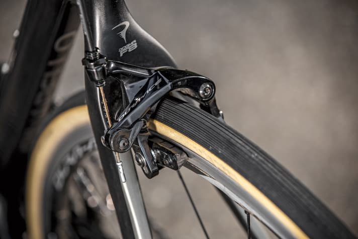   Die neu designten Bremskörper der Dura-Ace R9100-Felgenbremsen erlauben breitere Reifen.