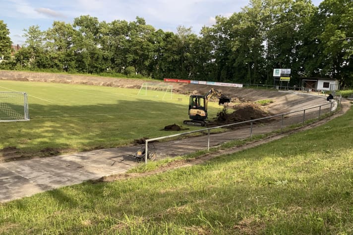 Blick auf die Bahn während der Renovierungsarbeiten