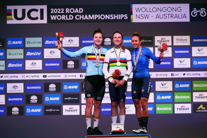 L'année dernière à Wollongong (Australie), Annemiek van Vleuten (au centre) a remporté les championnats du monde.